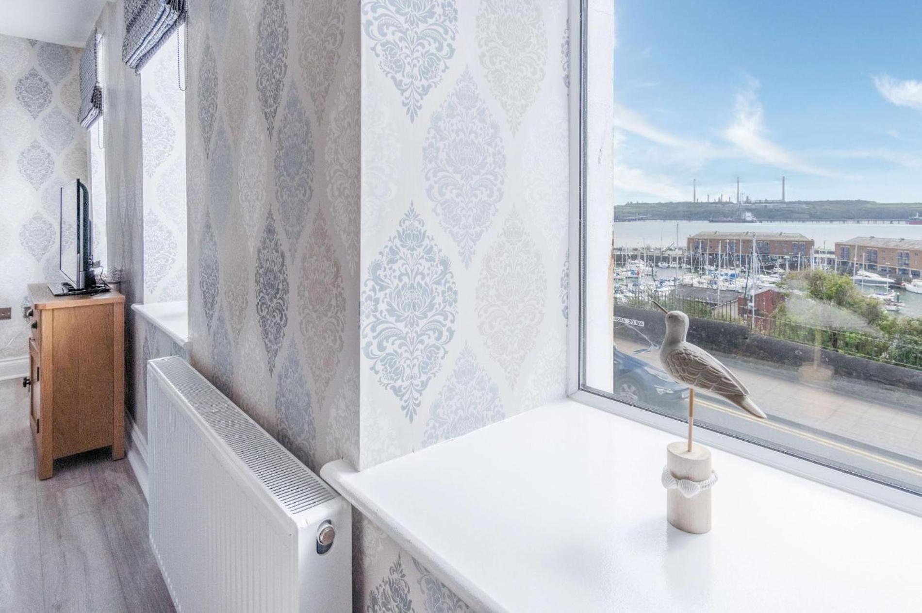 Harbour View - 2 Bedroom Apartment - Milford Haven Buitenkant foto