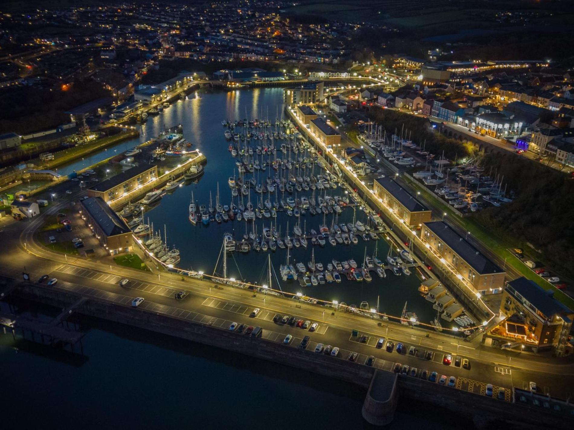 Harbour View - 2 Bedroom Apartment - Milford Haven Buitenkant foto